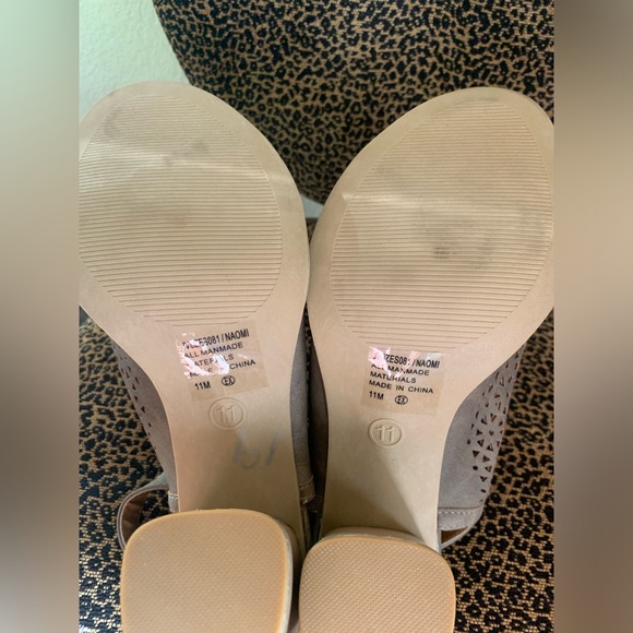 Jelly Pop Women's Laser Cut Peep Toe Low Heeled Sandals - Picture 6 of 7